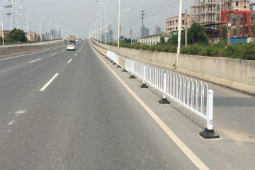 供应道路两侧护栏 新丰县公路乙型护栏 机动车隔离栏定做