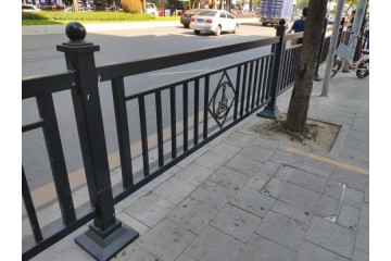 珠海道路锌钢护栏 路中间黑色隔离栏 人行道围栏
