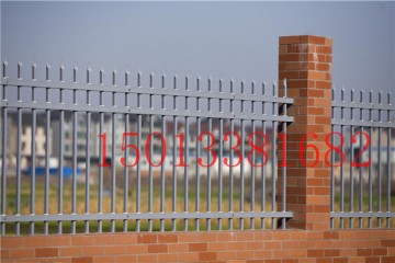 汕尾厂区围墙栏杆 锌钢铁艺栅栏生产厂家 工地蓝白色临时围栏